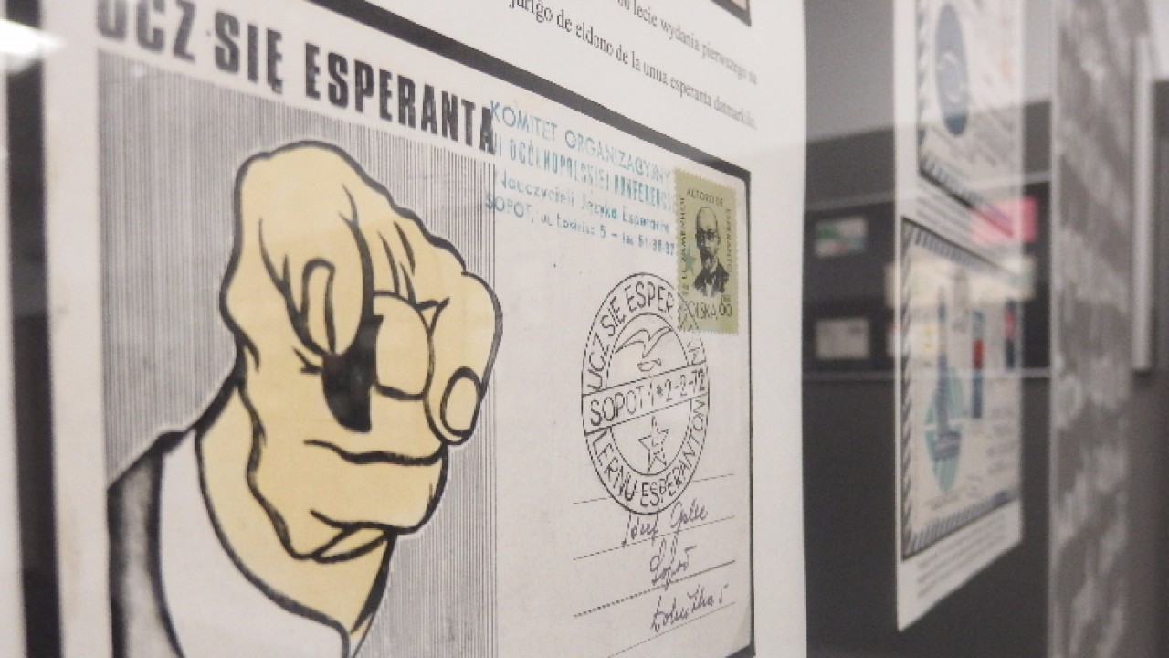 Ucz się esperanta - kartka pocztowa z wystawy w CLZ